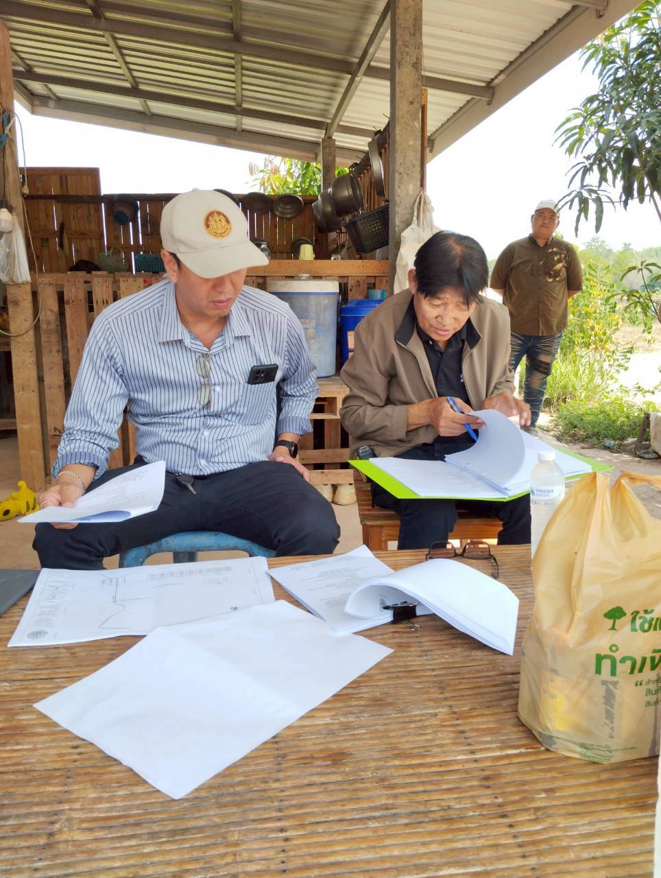 title - วันที่ 17 มีนาคม 2569 นายวิทูล ประดิษฐบุญ ปฏิรูปที่ดินจังหวัดปราจีนบุรี  มอบหมายให้ นายเชวงศักดิ์ อะปะมาตร ผู้อำนวยการกลุ่มงานช่างและแผนที่  นางรักษ์หทัยรัตน์ เมทนีกรชัย หัวหน้าฝ่ายบริหาร และเจ้าหน้าที่ ส.ป.ก.ปราจีนบุรี ลงพื้นที่ตรวจรับงานก่อสร้างถนนสายซอยในแปลงเกษตรกรรม ในเขตปฏิรูปที่ดิน ให้แก่เกษตรกรผู้ไร้ที่ดินทำกิน